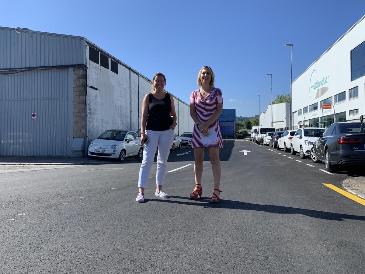 Susana Madera, este martes, con la ingeniera municipal Leire Gabilondo, en la zona de la obra.