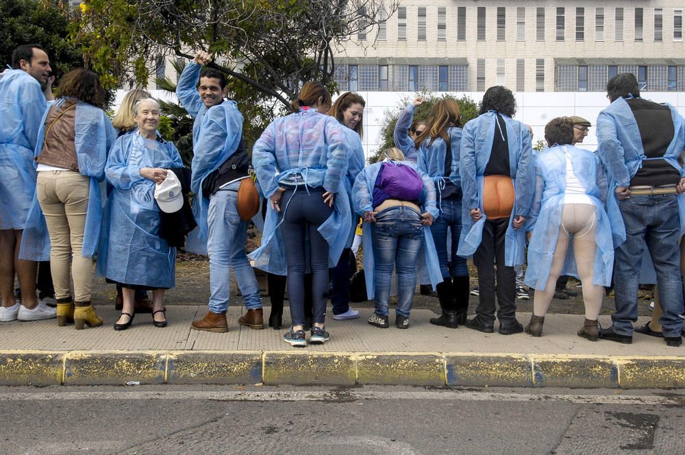 Concentración frente al Hospital Doctor Negrín en defensa de la sanidad pública