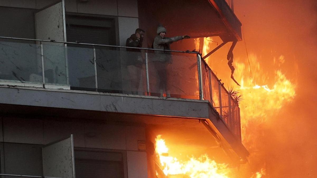 El fuego arrasando el edificio con dos personas dentro