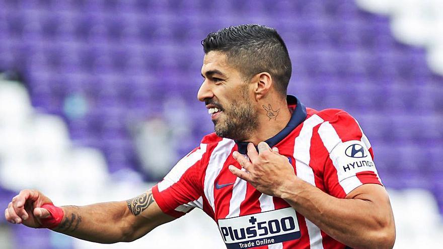 Suárez celebra el gol que supone el título del Atlético. // EFE