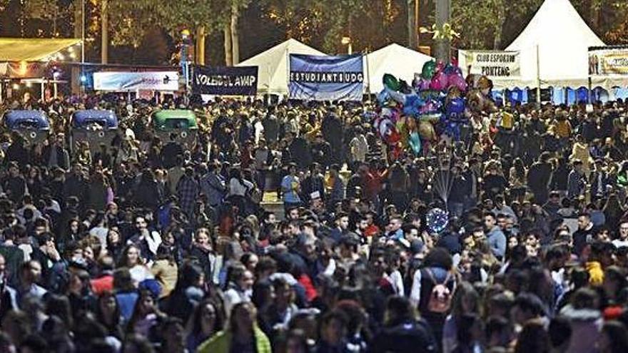 Ambient a les barraques de La Copa, en un dels dies amb més assistents de les Fires del 2018.