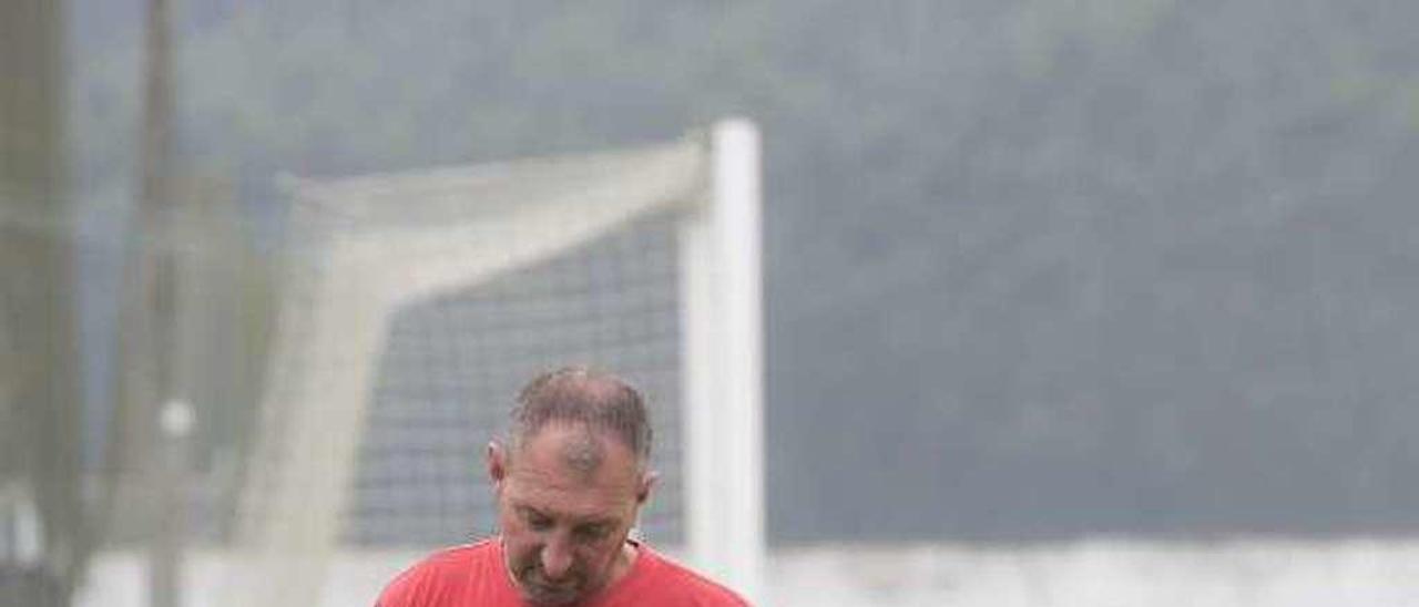 Gabriel García, presidente del Navia, cabizbajo ante el muro del campo de El Pardo, contra el que se golpeó José Roberto Suárez Ovalle.