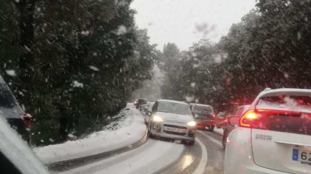 Schneefall auf Mallorca - Verkehrschaos in den Bergen