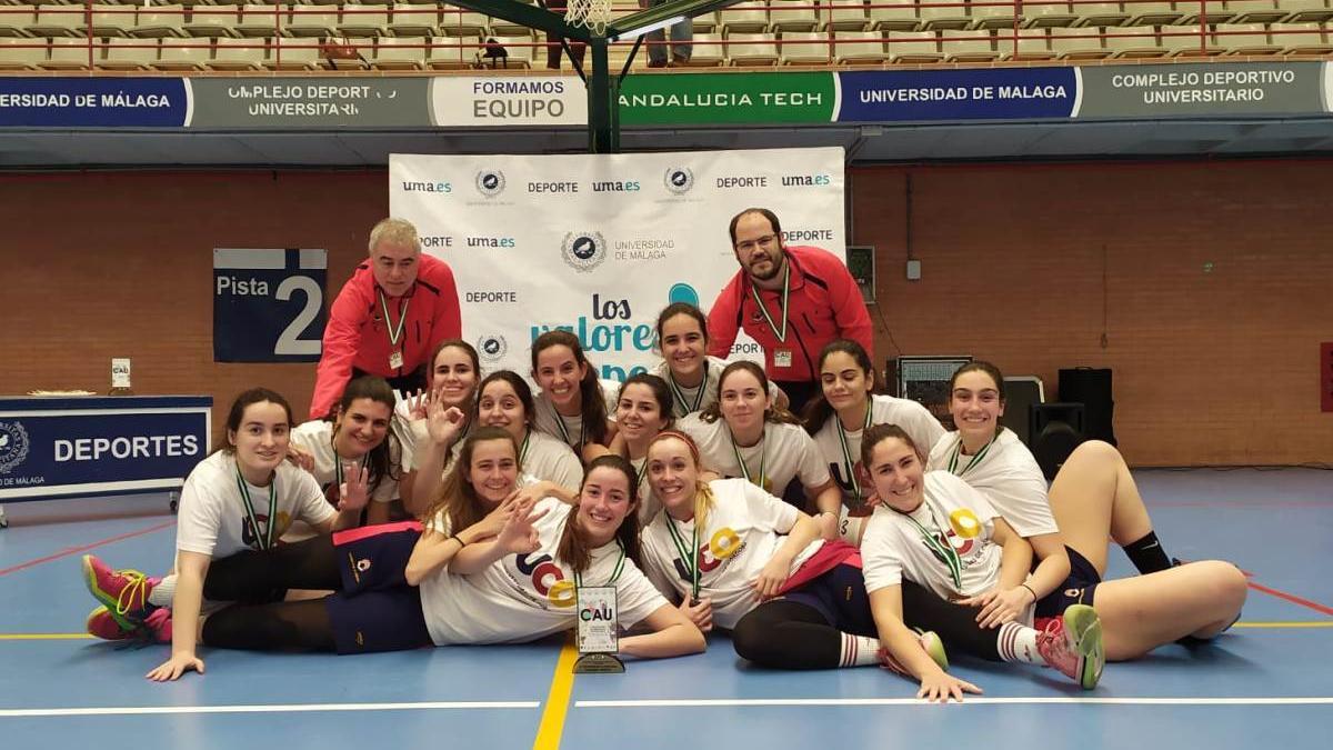 El conjunto de baloncesto femenino de la Universidad de Córdoba celebra la medalla de bronce conseguida en el campeonato andaluz.