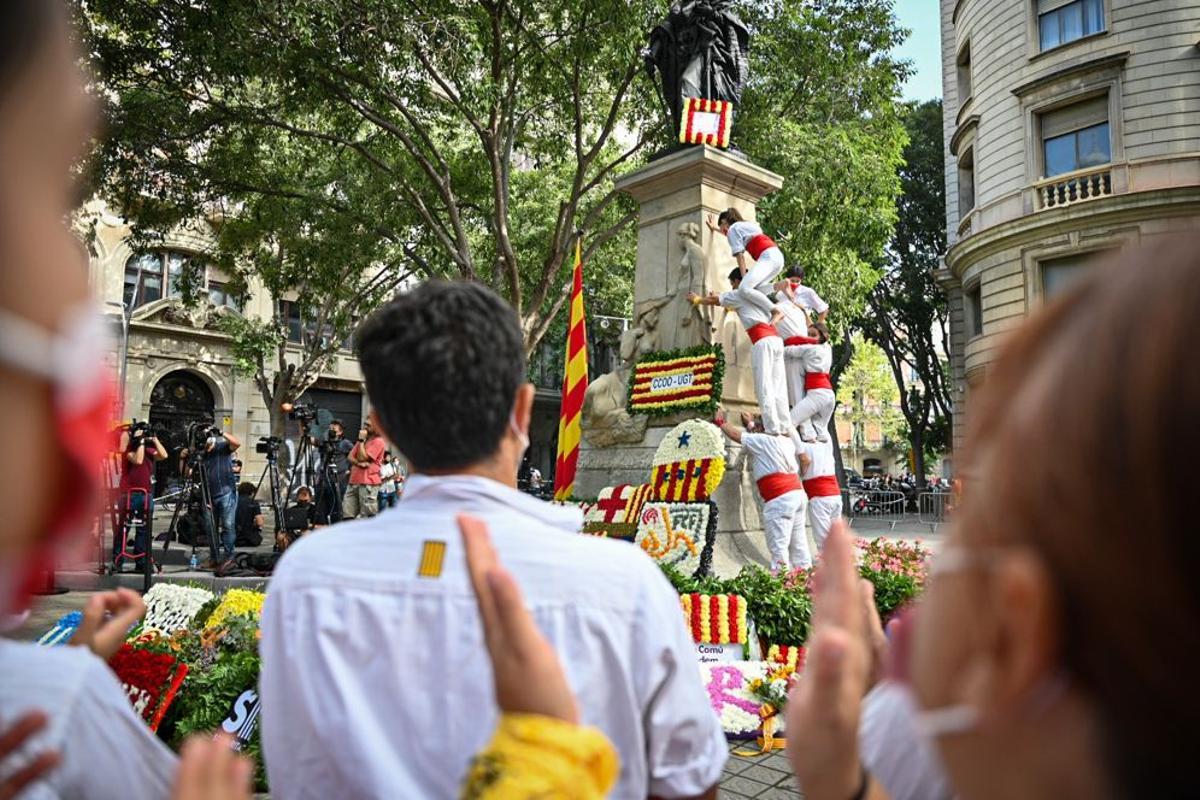 Los Castellers de Barcelona, en su homenaje ante el monumento de Rafael Casanova.