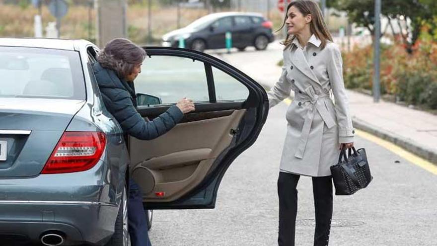 Letizia le abre la puerta a doña Sofía.