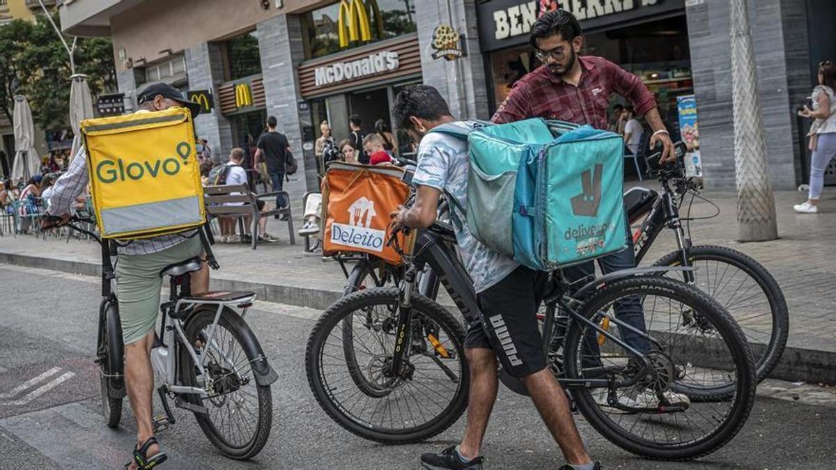 Repartidores de Glovo, Deleito y Deliveroo, riders en Barcelona