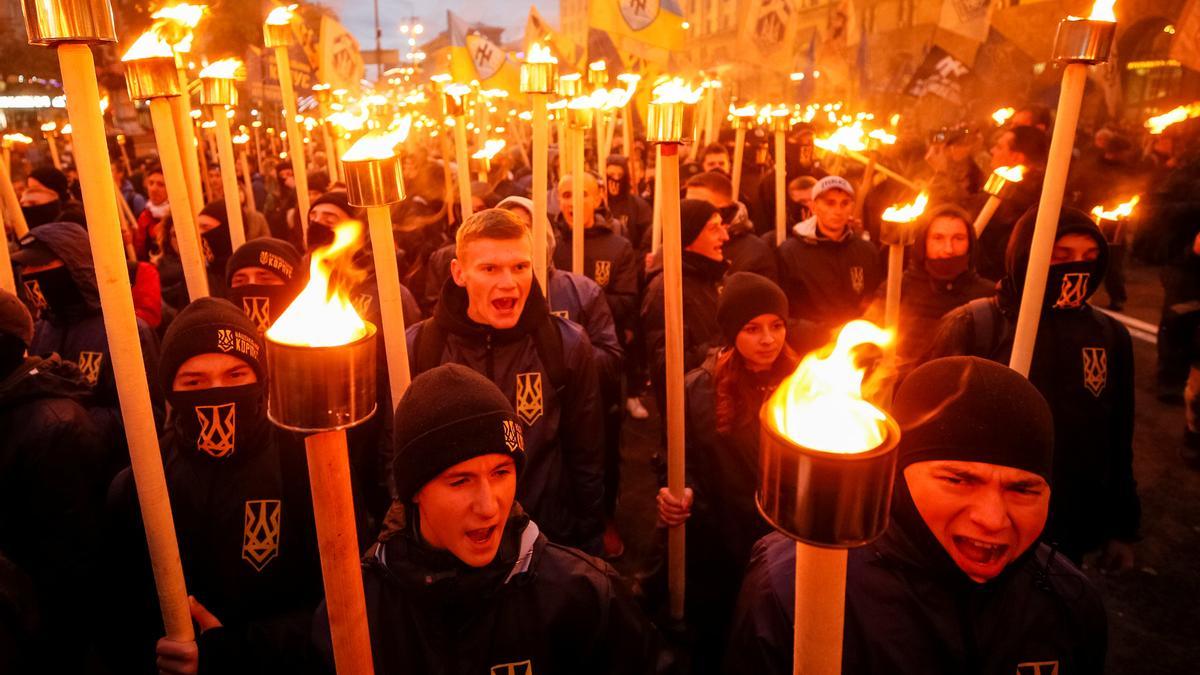 Miembros del Batallón Azov y de los partidos posfascistas Svoboda y Pravy Sektor durante una manifestación en Kiev del 2017