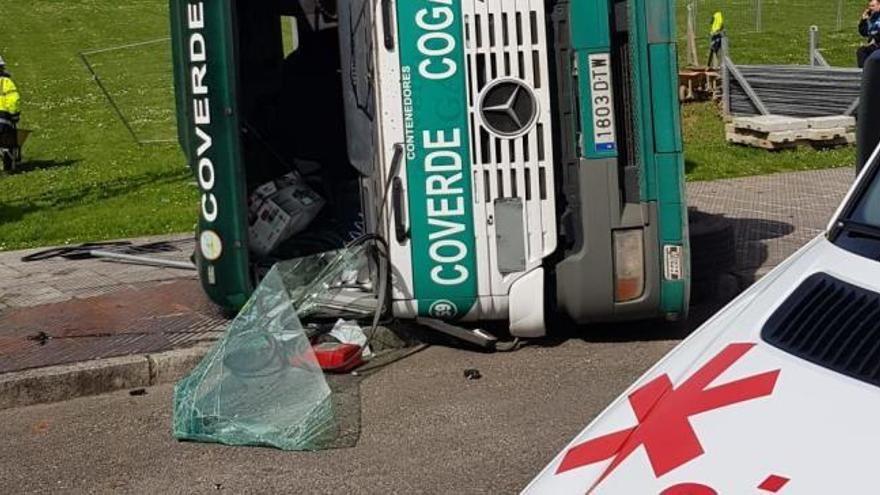 Un conductor resulta herido por el vuelco de un camión en un accidente laboral en Las Campas