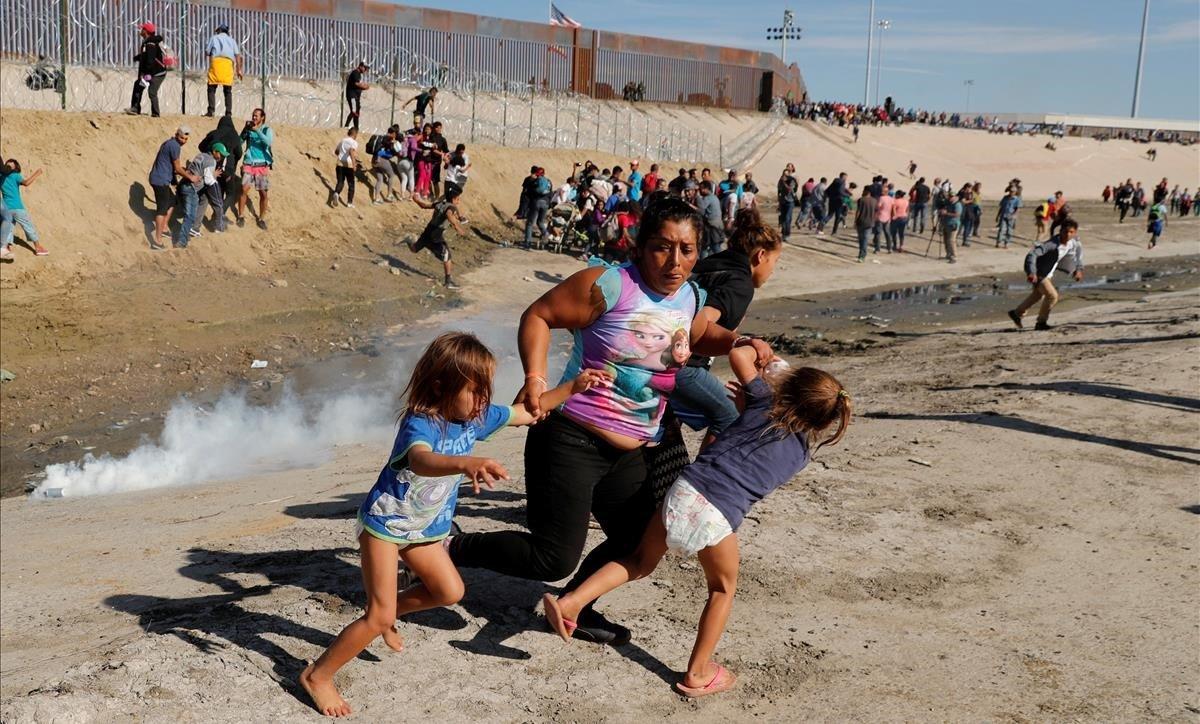 zentauroepp46231916 a migrant family  part of a caravan of thousands traveling f191104180315