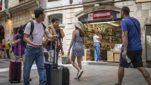 Penúltimo día de apertura de Stocks Llibres, en la calle de Comtal, llena de turistas este viernes.