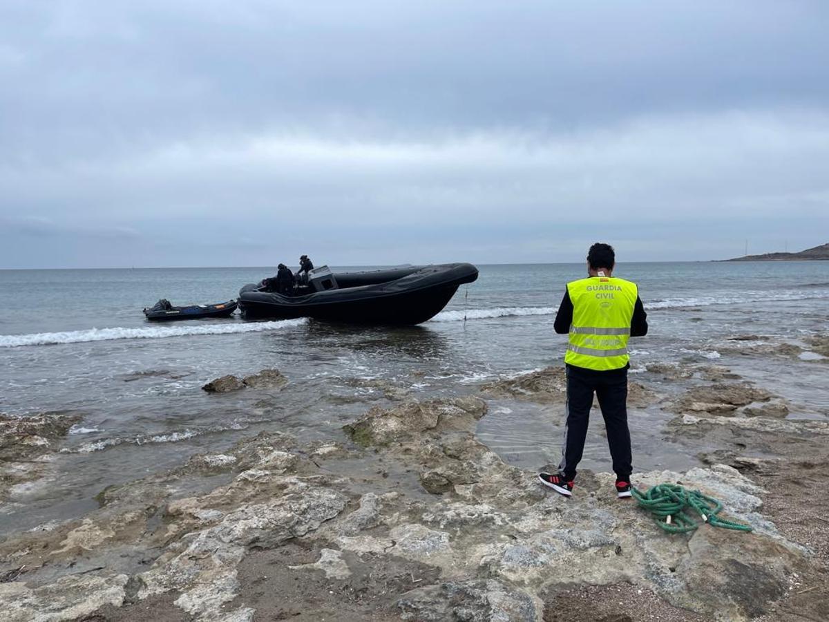 Un agente, junto a la embarcación interceptada en las Amoladeras.
