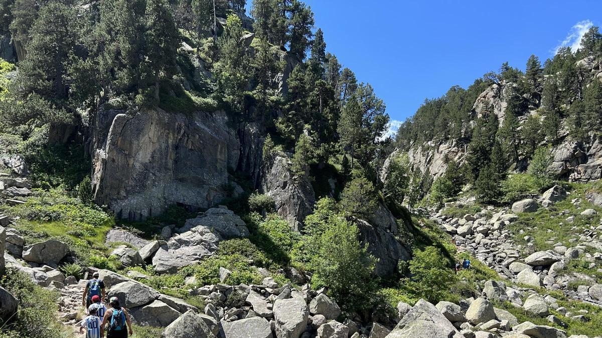 Unos excursionistas en la zona periférica del Parque Nacional de Aigüestortes (Pallars Sobirà).
