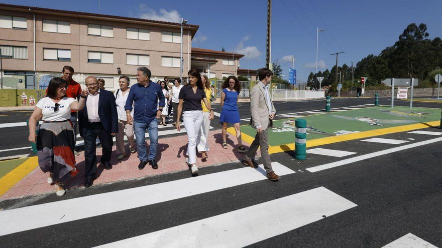 Las autoridades recorren la nueva senda junto al CEIP de Xeve. |  FdV