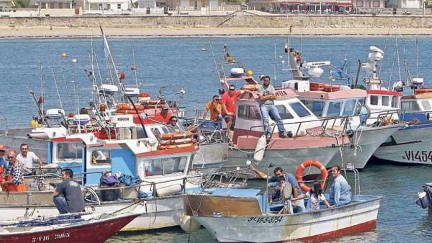 Los marineros se atrincheraron ayer junto al &quot;Faneko&quot; para evitar su traslado con familiares a bordo.  // Marta G. Brea