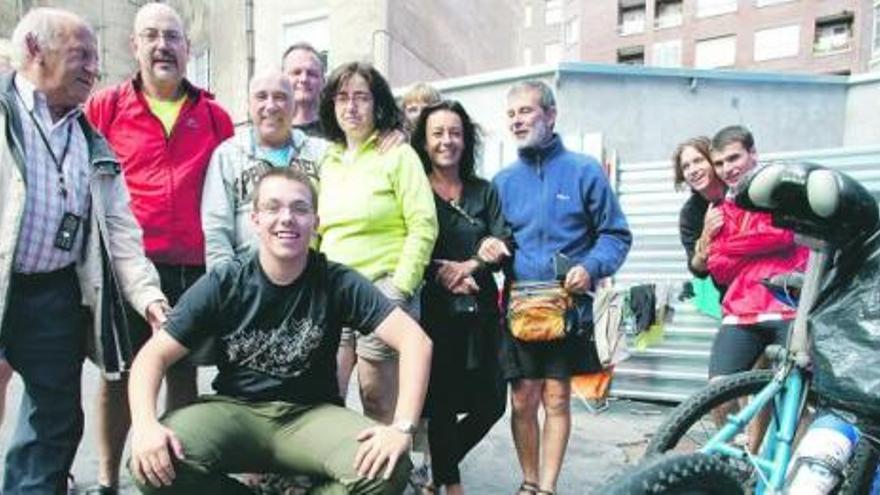 Un grupo de peregrinos posa a su paso por Avilés con José María Clero, primero por la izquierda, responsable del albergue de la localidad.