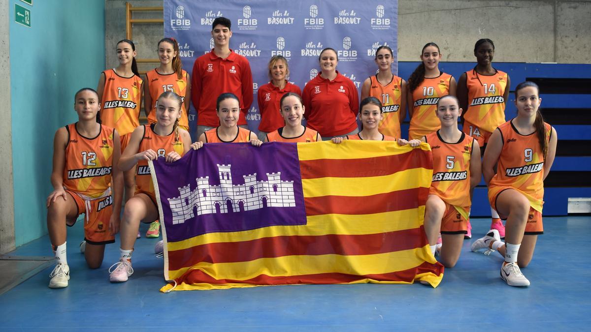 Baloncesto. Campeonato de España infantil y cadete. Las jugadoras del Infantil femenino posan con la bandera de les Illes Balears.