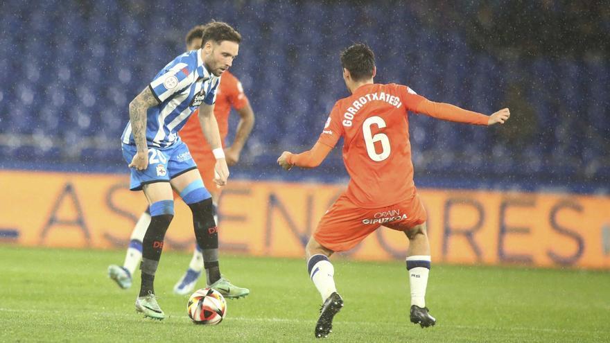 José Ángel encara a Gorrotxategi en la visita de la Real Sociedad B a Riazor en 2023. |  Iago López