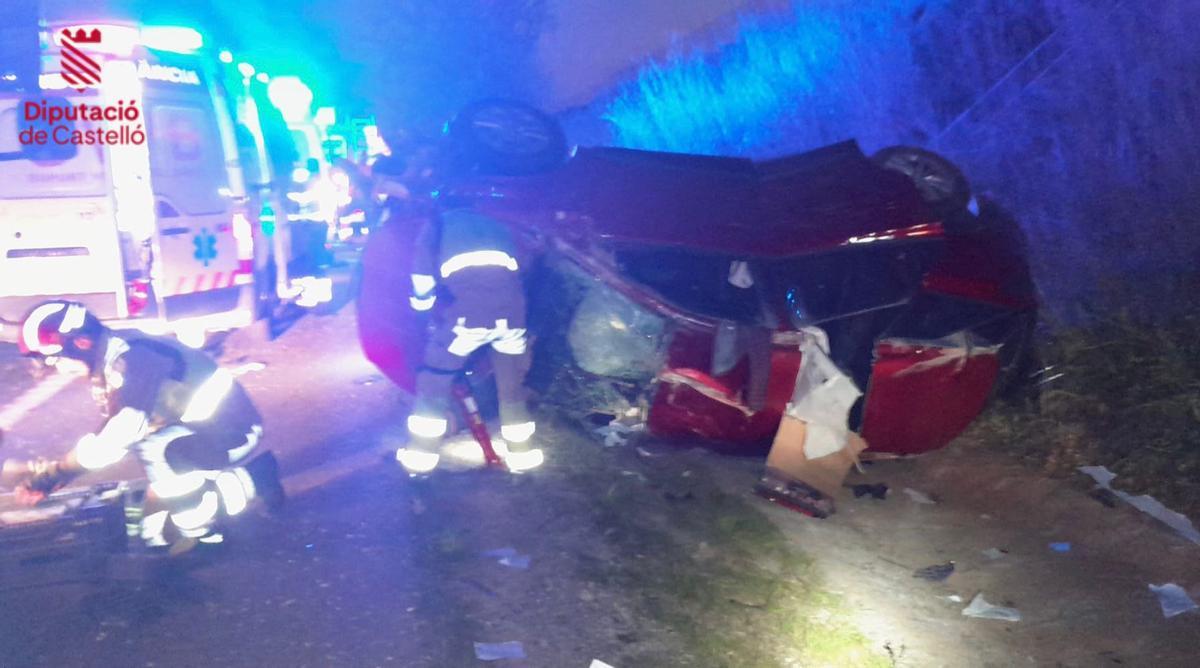 Los bomberos han trabajado en la excarcelación de las dos ocupantes del vehículo volcado en Betxí.