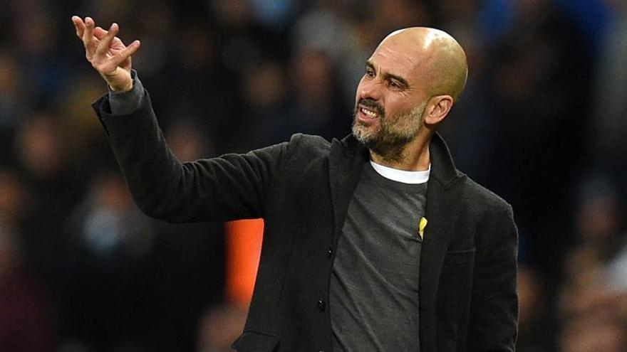 Guardiola, con el lazo amarillo en un partido oficial.