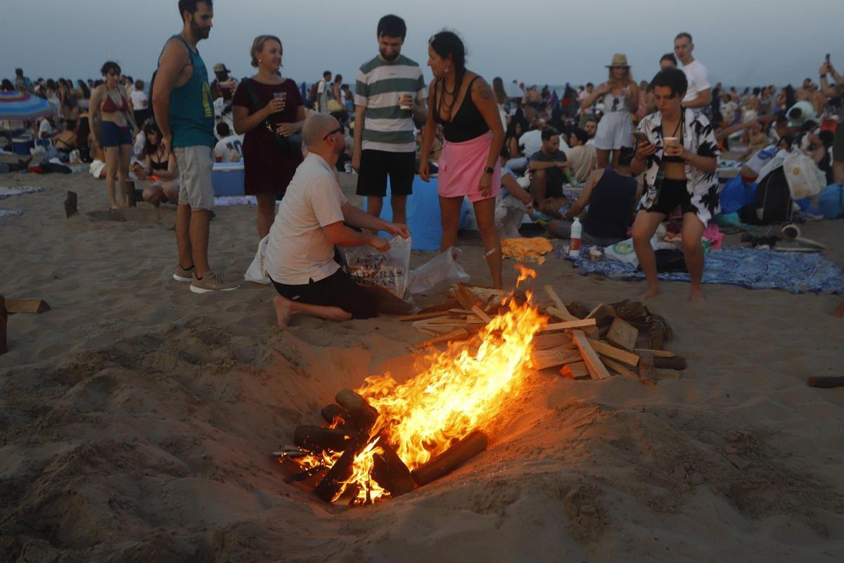 Noche de San Juan con sus tradicionales hogueras en la playa, en Valencia.