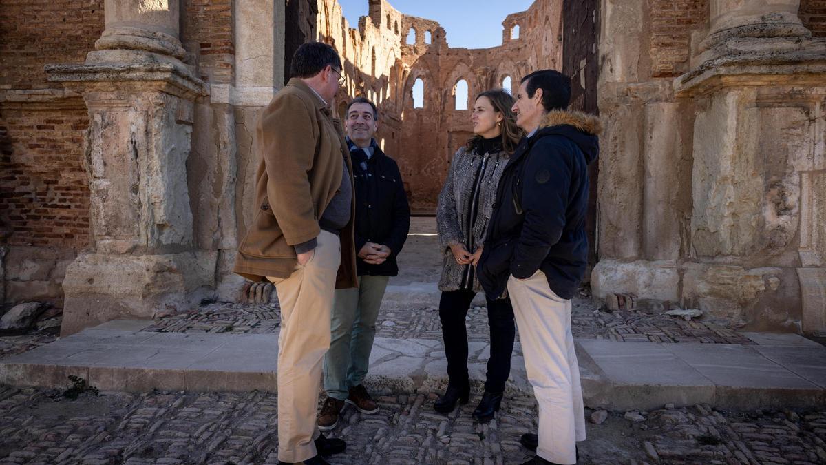 Los representantes de la fundación WMF y del Ayuntamiento de Belchite, ayer en el pueblo viejo.