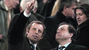 Sandro Rosell, president blaugrana, dialoga ahir amb el dirigent de la Reial, Jokin Aperribay, a la llotja del Camp Nou.