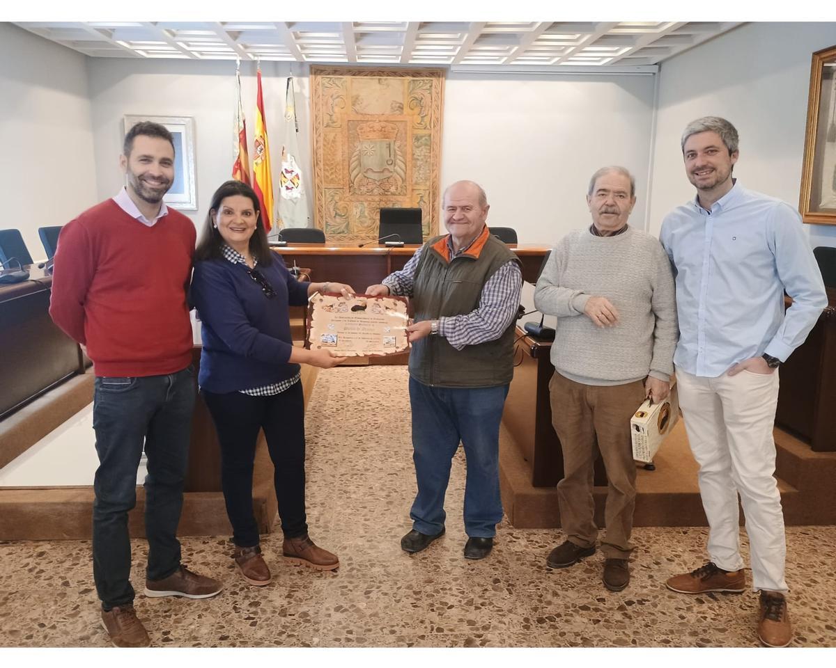 El Ayuntamiento de Requena entrega a dos vecinos el reconocimiento “Carnicero Solidario” al municipio de Adamuz.