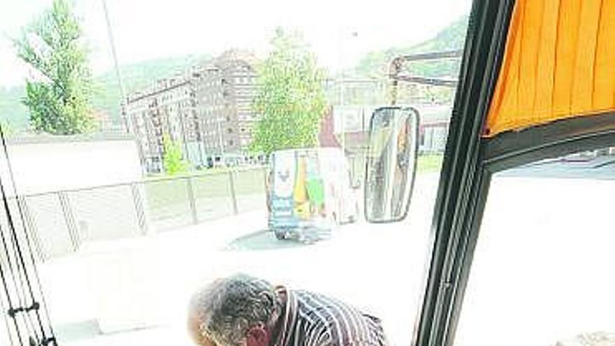 Los trabajadores de Enferbus, durante la asamblea del martes.