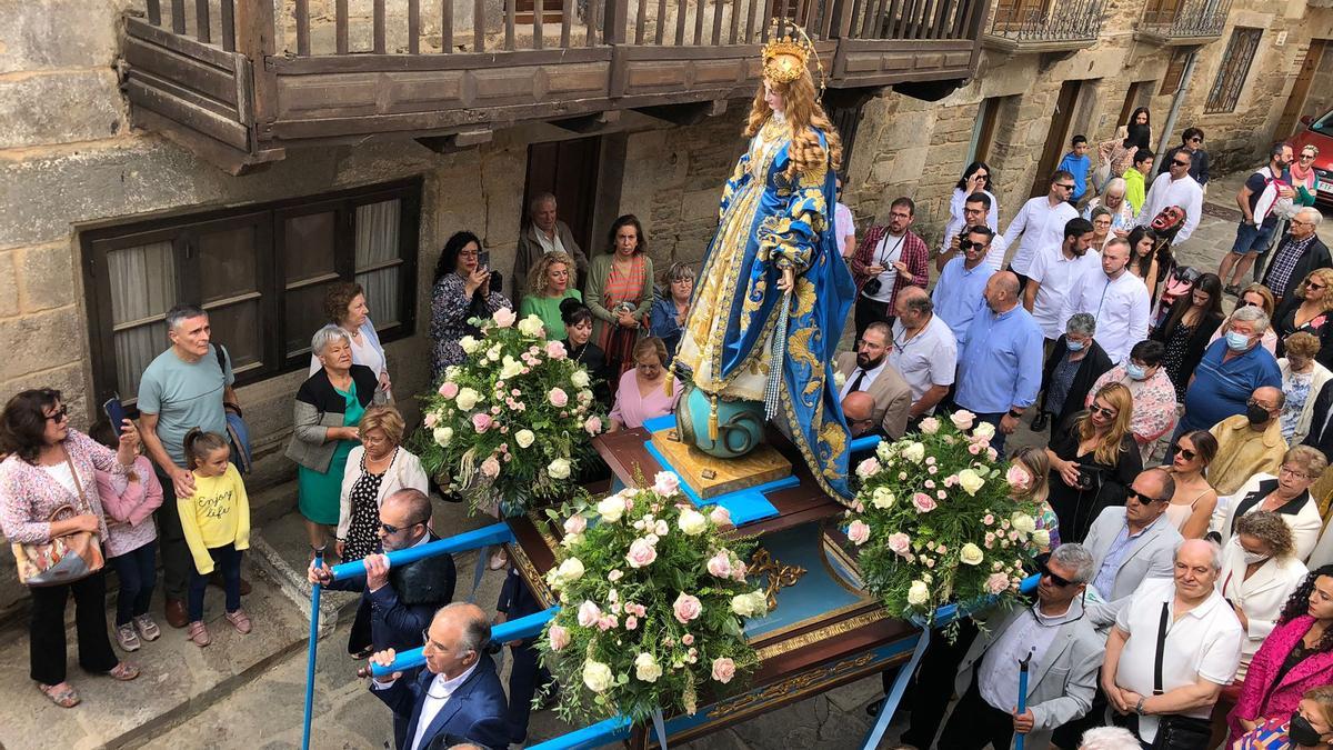 Procesión en honor a Nuestra Señora de las Victorias en Puebla de Sanabria.