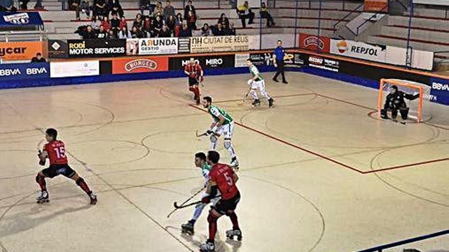 Imagen de un momento del partido disputado ayer por el Liceo en la pista del Reus.