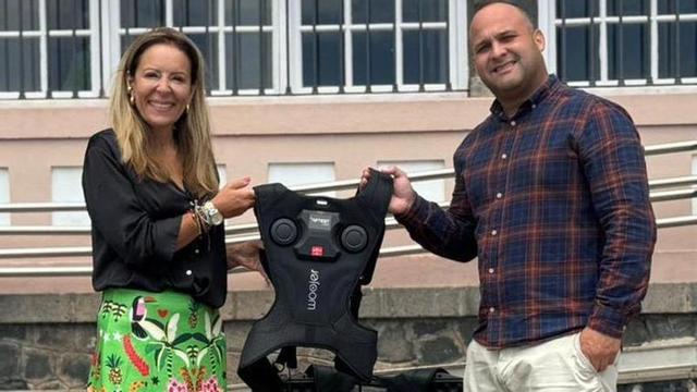Ángeles Fernández con un representante de Indispal.