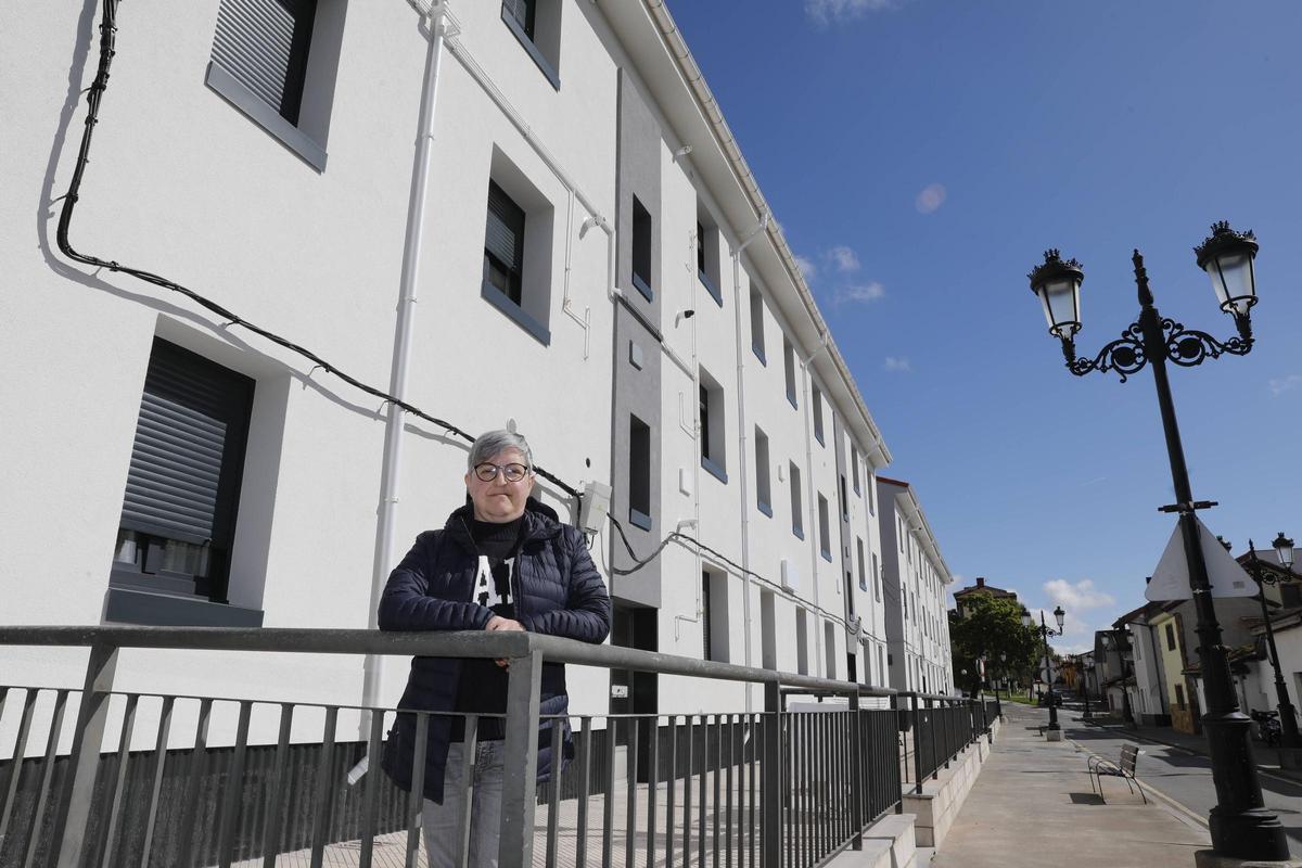 Cristina Yebra, ante las fachadas recién rehabilitadas de la calle Los Rosales, en Guillén Lafuerza.