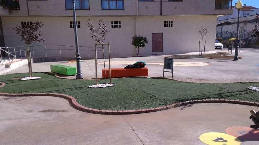 Nueva vida para el antiguo césped de Outeiriño  |  El Concello de Silleda reutilizó el antiguo césped artificial del campo de fútbol de Outeiriño en diversos espacios, como centros educativos, rotondas o la Praza Mestre Mateo, que aparece en la imagen. El gobierno local también distribuyó este material entre los vecinos interesados. El campo de Outeiriño luce desde agosto un césped sintético de última generación, después de una intervención de 214.000 euros a través del Plan Concellos de la Diputación.