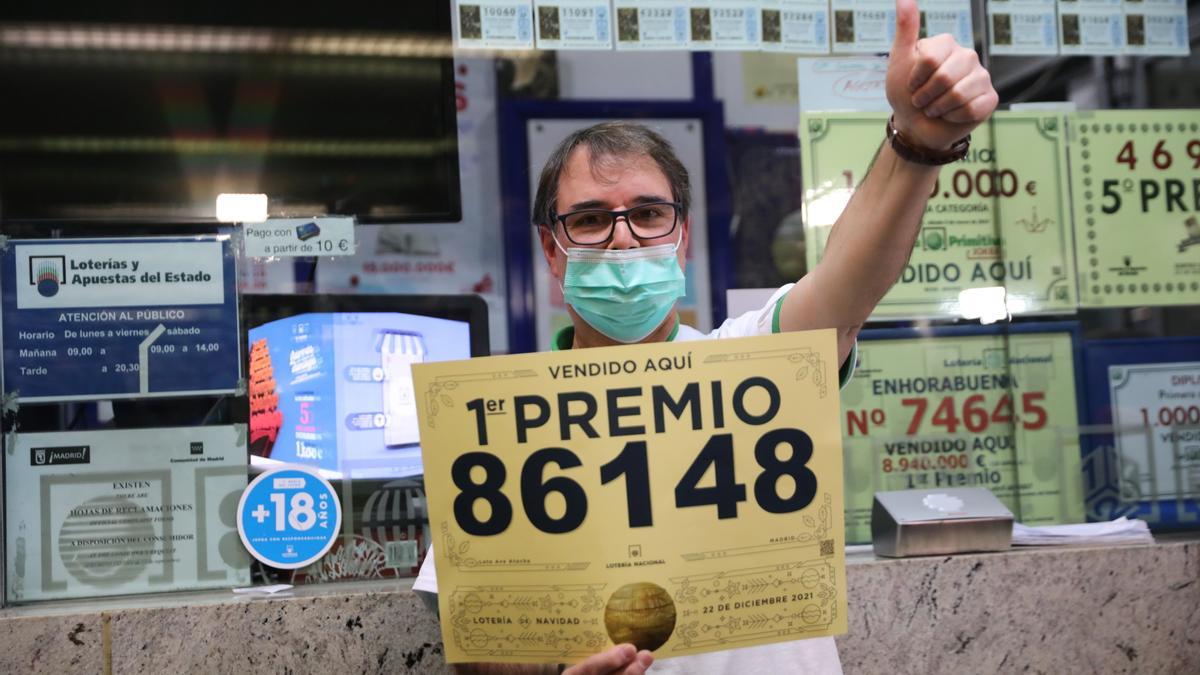 Javier Moñino, vendedor del Gordo en la planta AVE de Atocha