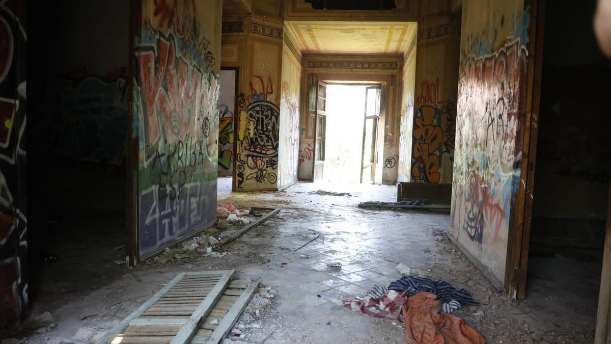 Casa abandonada en Burjassot donde supuestamente tuvo lugar la violación grupal a dos menores.