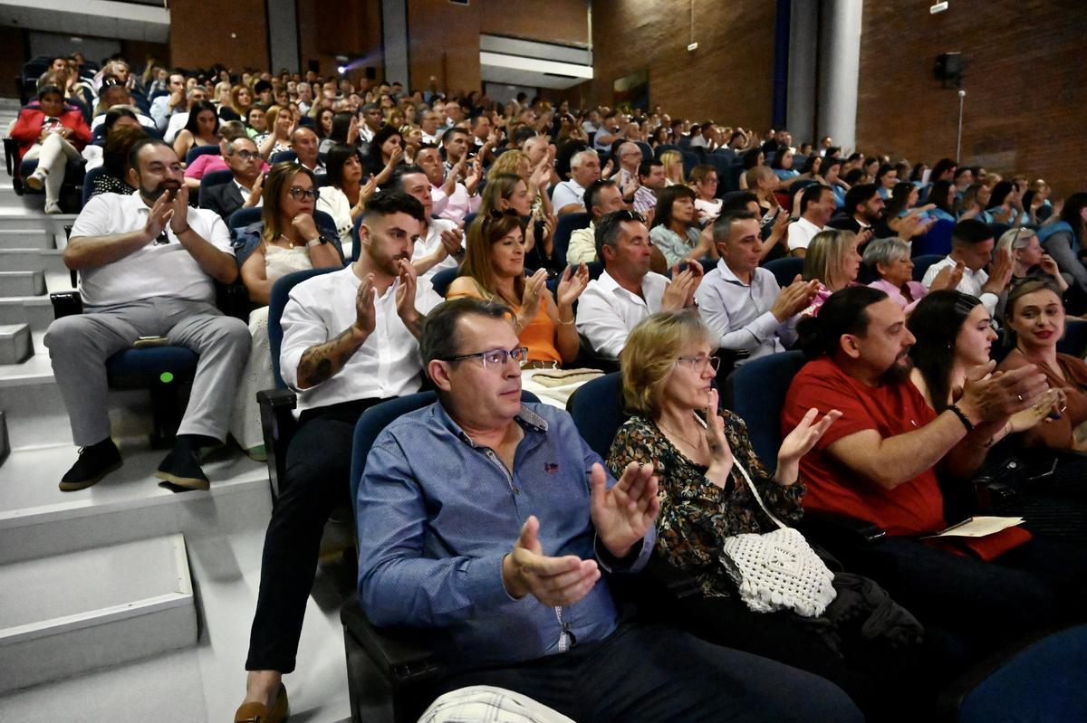 Asistentes a las ceremonias académicas de despedida que se celebraron ayer en el campus.