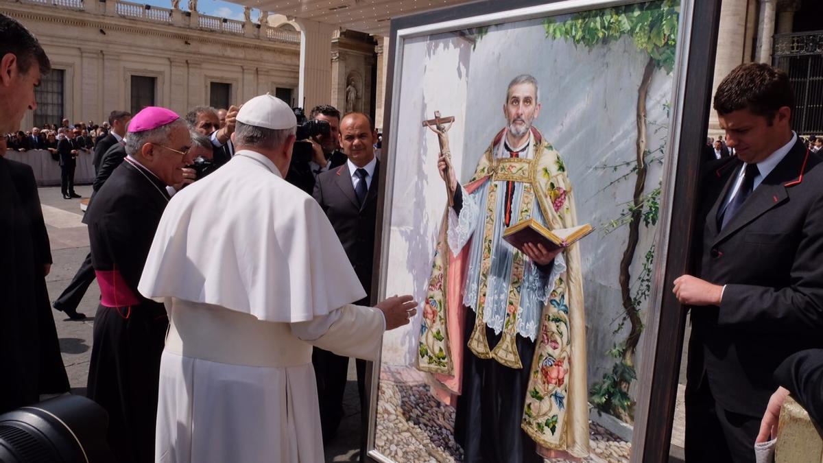 Demetrio Fernández le presenta al Papa el cuadro sobre San Juan de Ávila, obra de la montillana María José Ruiz