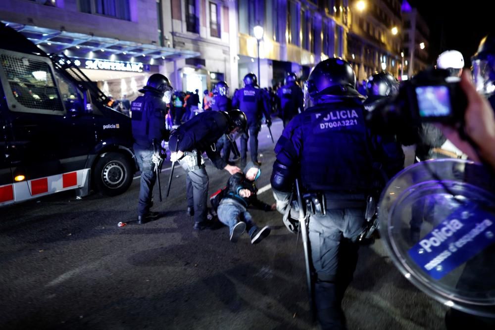 Els Mossos carreguen contra manifestants concentrats a Via Laietana