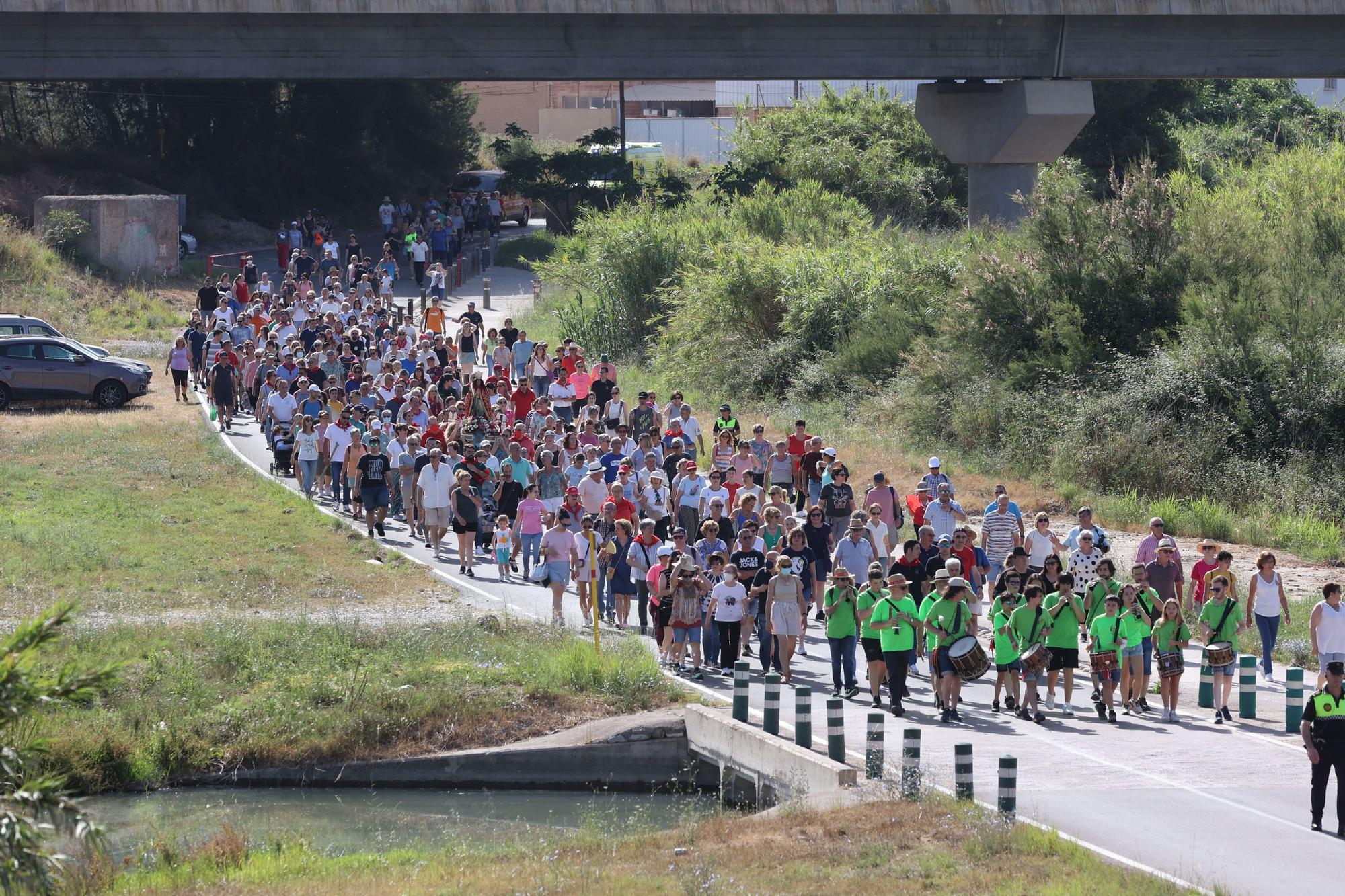 Miles de romeros acompañan a Santa Quitèria en la ‘tornà’ de Almassora