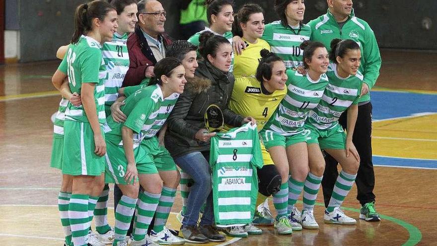 El club verdiblanco homenajeó ayer a su exjugadora Lucía Álvarez, Peke. // I. Osorio