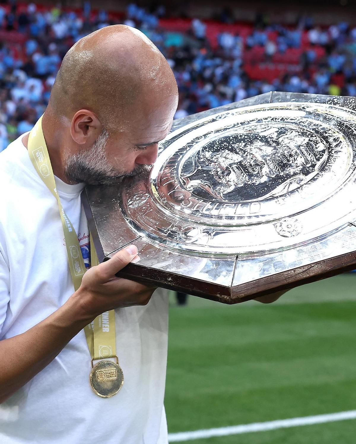 Pep Guardiola besa el trofeo de la Community Shield