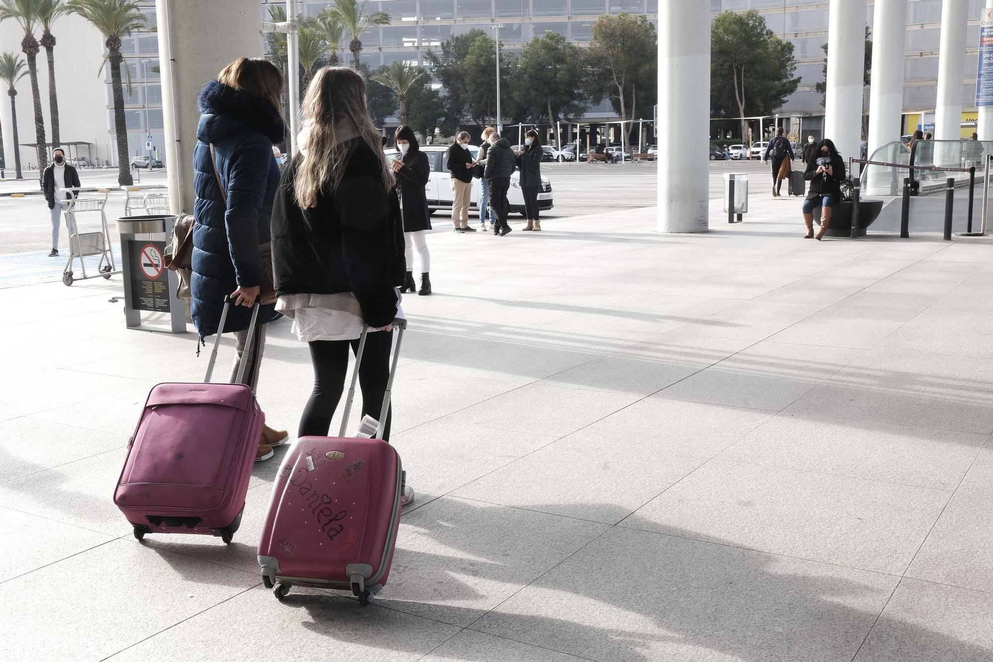 Turistas en el aeropuerto de Palma.