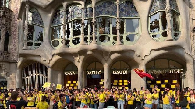 Protesta docent davant la Casa Batlló, aquest dimarts.