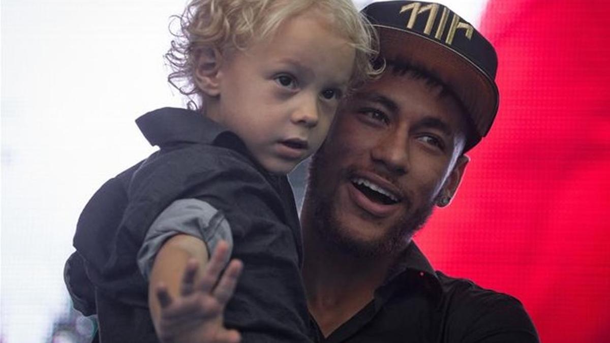 Neymar, junto a su hijo