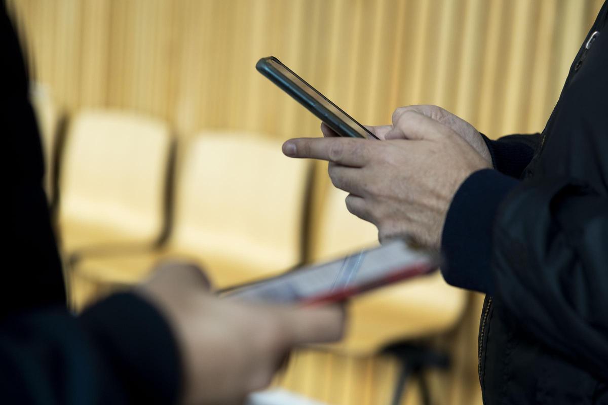 Dos personas usan el teléfono móvil, en una imagen de archivo.