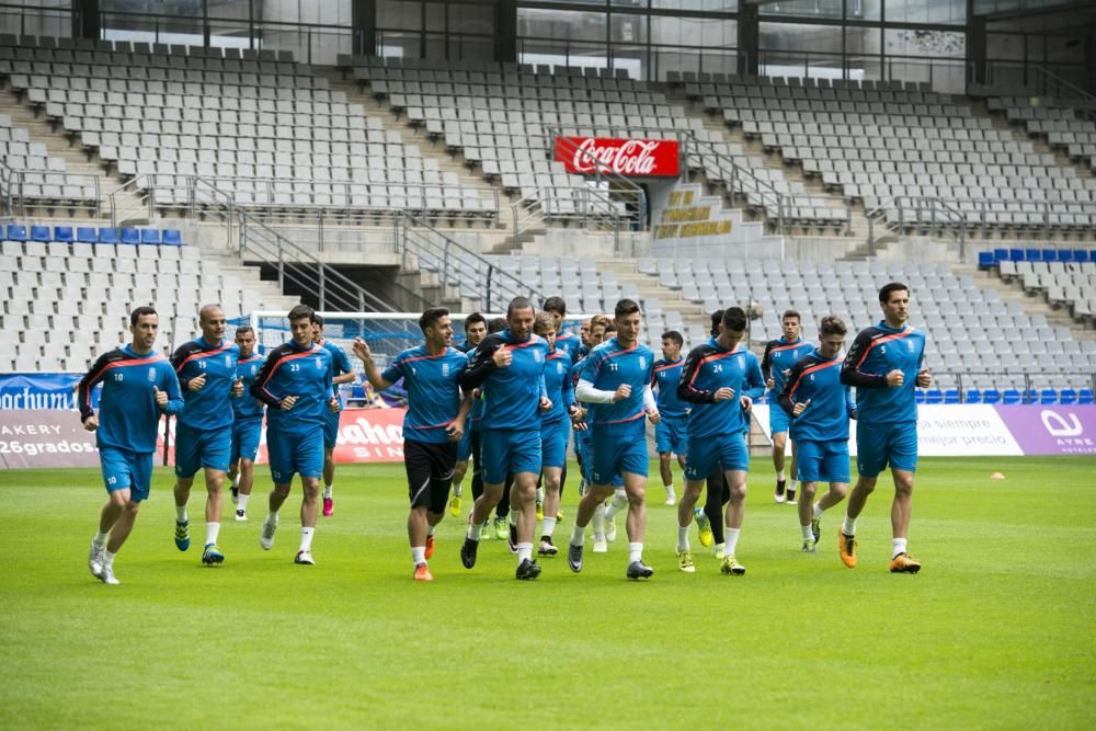 Foto oficial del Real Oviedo y entrenamiento en el Tartiere