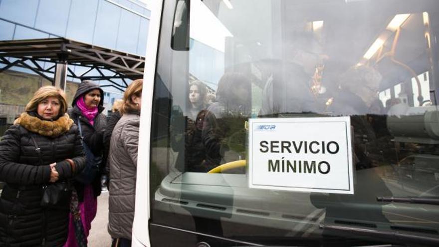 Retrasos de más de media hora en los autobuses del HUCA durante el segundo día de huelga