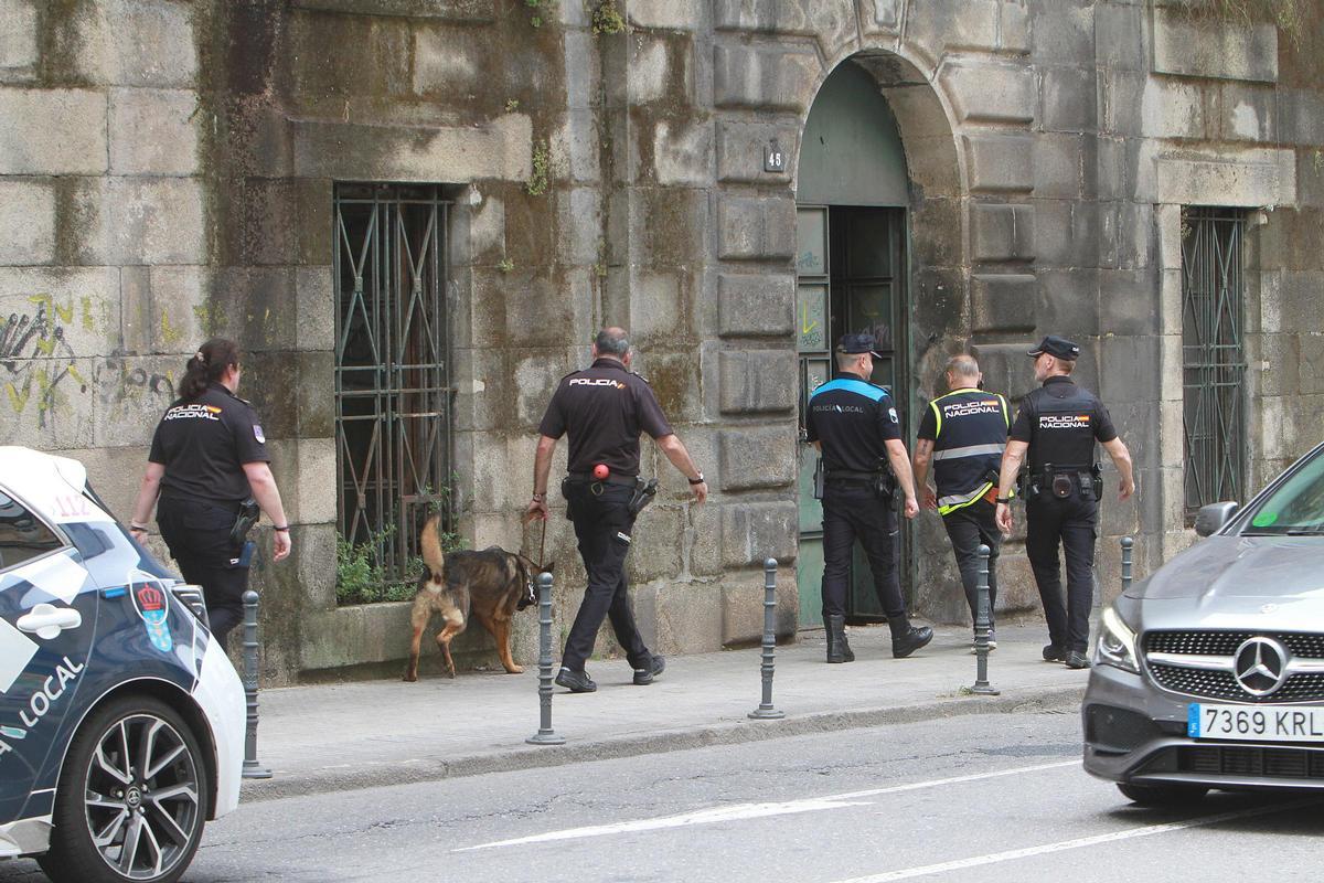 Un perro especializado participó en el rastreo de droga en la vieja cárcel de Ourense.