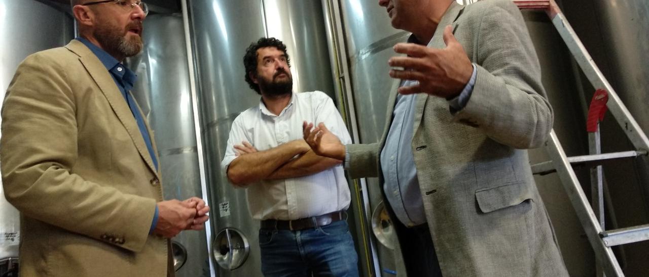 Fernando Fernández, Sebastià Aguiló y Miquel Gual, en la tafona de Sóller.